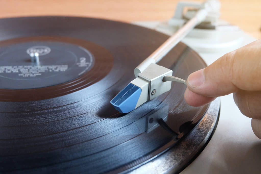 Lowering The Tonearm